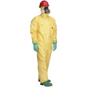 hombre con traje de protección química