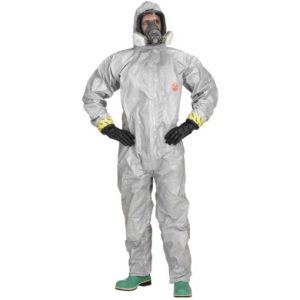 hombre con traje de protección química