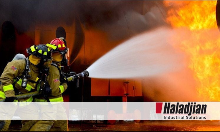 bombero apagando fuego