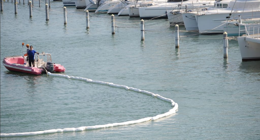 Barrages absorbants flottants spécial hydrocarbures