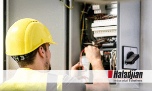 técnico inspeccionando