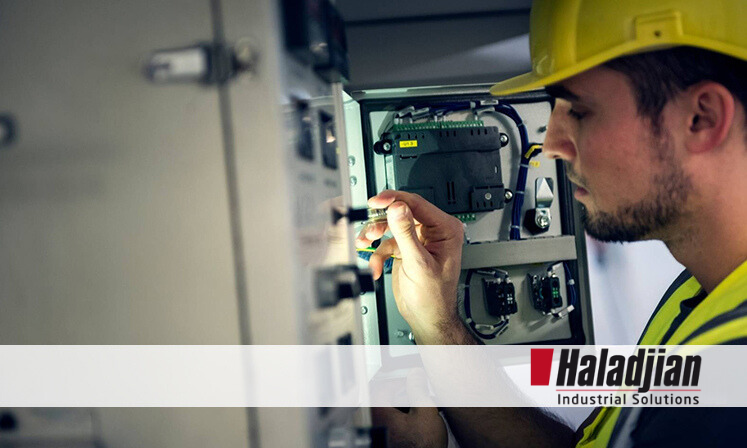 trabajador inspeccionando la electricidad