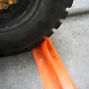 Rueda pisando la barrera