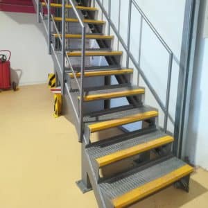Escalera con peldaños antideslizantes