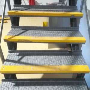 Escaleras con peldaños amarillos