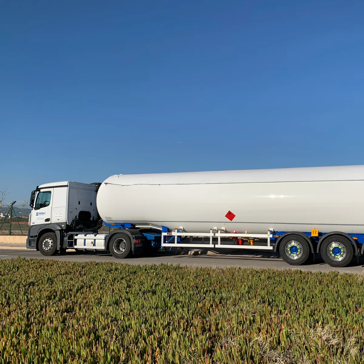 Camión cisterna con gas