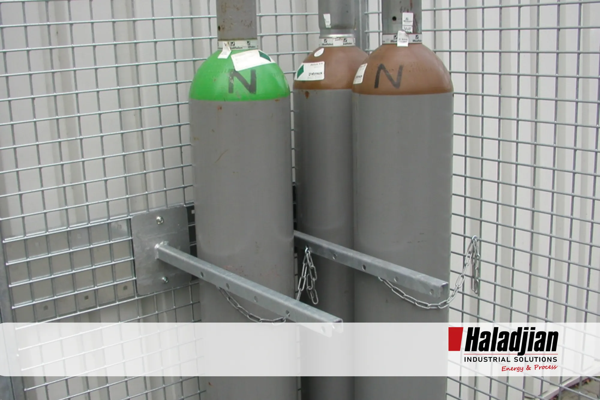 Jaula con botellas de gas con sistema de sujeción